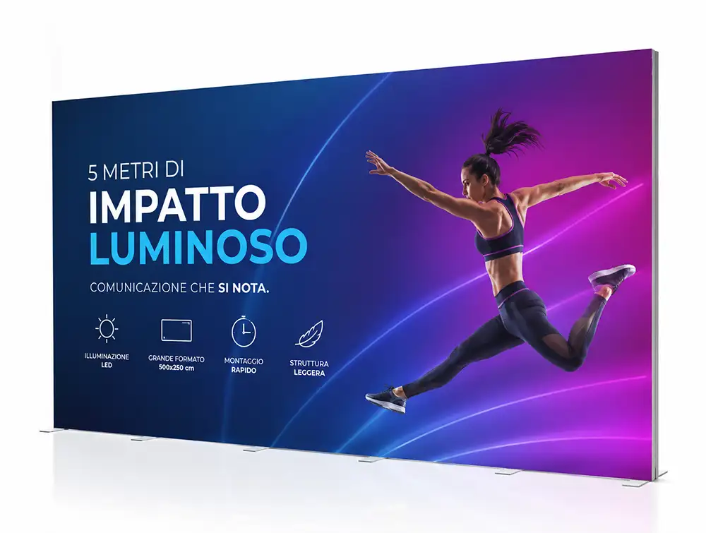 Parete retroilluminata L. 500 x H. 250 cm con stampa in tessuto backlit personalizzata a colori